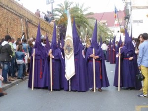 El morado en la túnica indica luto y penitencia. 