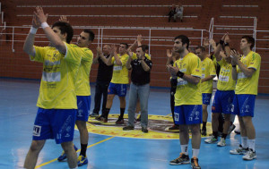 Los jugadores del PAN Moguer aplauden a sus aficionados al término del partido.