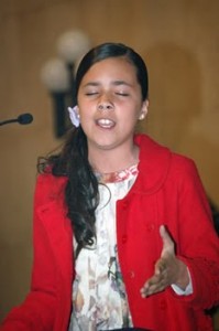 Pilar Bogado lleva cantando saetas en la Semana Santa de Huelva desde que era una niña. 