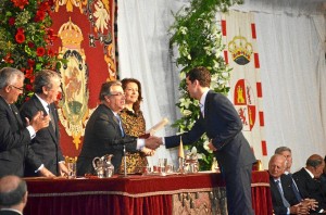 Víctor recibiendo el premio