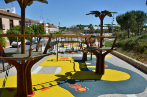 Los parques de la Peña del Viento y la Barriada Tres Carabelas con suelo de caucho.