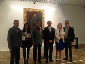 Foto de familia de los premiados con el presidente de la Asociación de la Prensa y el de la Diputación de Huelva.