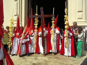 La Crus de guía de la Borriquita es la primera en pisar la Placeta