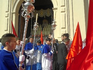 El paso de palio, saliendo de la parroquia de San Pedro.