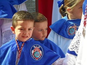 Los pequeños durante la procesión.