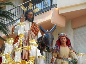 El Cristo lucía un mantolín dorado y rojo.