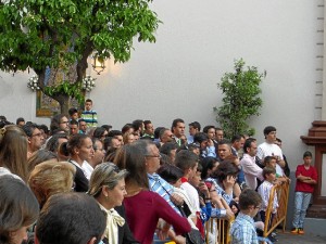 Los onubenses viendo la salida de la Hermandad.