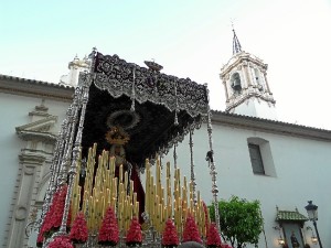 El paso de palio llevaba buqués con rosas rosa.