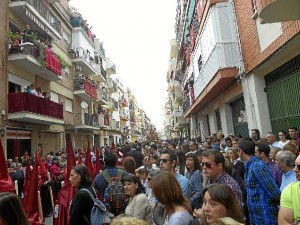 Los vecinos se agolpan a la salida de la iglesia.