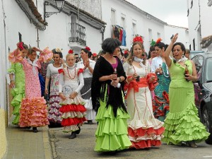 Mujeres vestidas de gitana. 