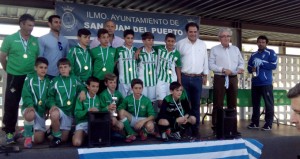 Uno de los equipos del Betis, ganador del torneo celebrado en San Juan del Puerto.