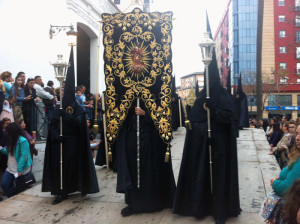 Simpecado realizado por el antiguo taller de bordado de la Hermandad