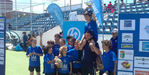 Juanjo Nuñez, entrenador, junto al equipo sub-10.