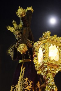 En la madrugada del Viernes Santo uno de los momentos más especiales se vivirá con la rifa de las varas.