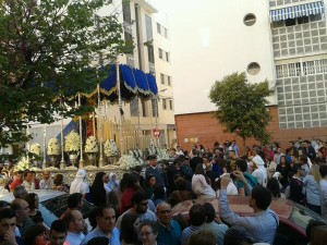 Huelva arropó a la Virgen de los Dolores en su salida procesional del Viernes Santo. 