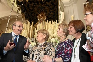 El alacalde junto a las bordadoras de la Esperanza. 