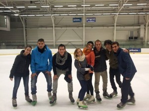 Ana disfrutando con unos amigos en una pista de patinaje sobre hielo. 