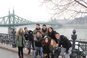 Ana con unos amigos en el Puente Verde de Budapest.