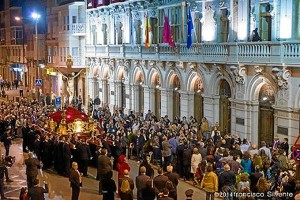 Beatriz Romero cantó desde el balcón del ayuntamiento una saeta al Cristo de los Mineros.