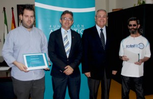 El Rector y la Vicerrectora de Estudiantes de la Universidad y el Director General de la Fundación, entregan las ayudas a Rafael Romero García y al padre de Carlos Sosa.