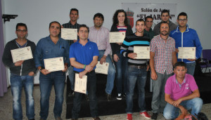 Los participantes del curso de instalación de fibra óptica con sus diplomas acreditativos.