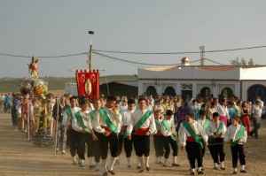 Los danzadores de la 'Danza de las Espadas' de Cabezas Rubias, dibujan con las espadas jeroglíficos y representan pasajes históricos.