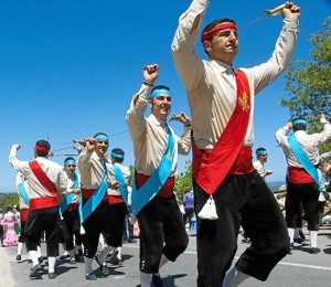 La 'Danza de las Espadas' de la Puebla de Guzmán guarda muchas semejanzas con la 'Espatadantza' del País Vasco.