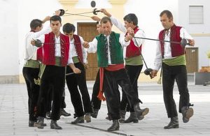 La Danza de las Espadas de San Bartolomé de laTorre data del siglo XVII y se baila entorno a los patrones San Bartolomé y San Sebastián./ Foto: Beturia.