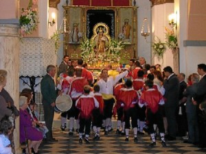 En las fiestas de la Virgen de la Rábida, en Sanlúcar de Guadiana, la tradición de los bailes populares se refleja en la 'Danza de los Palos'.