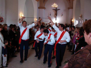 La 'Danza de los Garrotes', un baile popular que se asocia con las antiguas reuniones de pastores alrededor de una hoguera./ Foto: lahiguerita