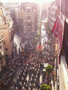 Un momento de la procesión del Cautivo por las calles de Huelva. 