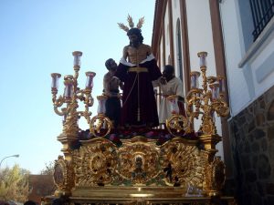 El paso de misterio de la Hermandad de los Mutilados, a su salida desde la Parroquia de San Sebastián. 