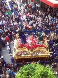 Numerosos onubenses salieron a acompañar al Nazareno. / Foto: Miguel Ángel Velasco.