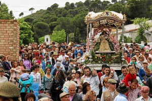 Un momento del traslado de la Virgen de la Coronada desde su Ermita hasta Calañas. 