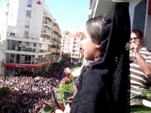 PIlar, cantando al Nazareno en la recogida de la procesión.