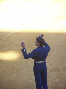 Roca Rey, con su premio de la tarde.