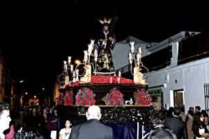 El Señor del Gran Poder procesiona por las calles de San Juan.