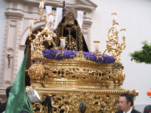 La Virgen de la Soledad, procesionando por Huelva. 