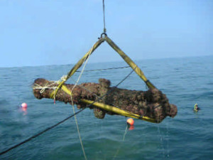 Uno de los cañones rescatados por el Instituto de Patrimonio en el Golfo de Cádiz. / Foto: IAPH. 