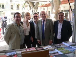 Visita de los representantes institucionales al stand de la UNIA. 