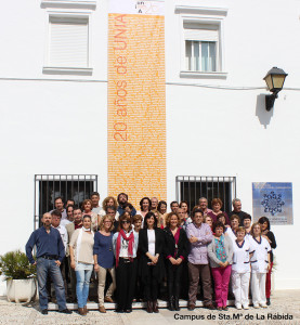 Foto de familia del aniversario en La Rábida. 