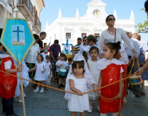 Las chicas, ataviadas con trajes blancos y mantilla, recorren las calles del municipio.