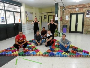 Los alumnos muestran la estructura geométrica. 