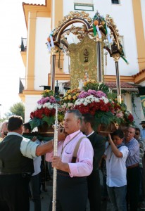 Uno de los momentos más emotivos de la romería es la 'búsqueda del santo'.