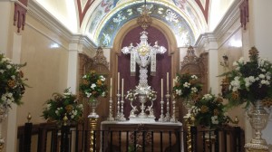 La Cruz de Arriba de Lucena en su restaurada capilla. 