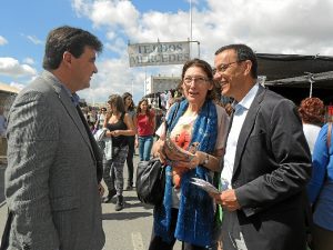 El secretario general del PSOE  de Huelva, Ignacio Caraballo, en un reparto en el mercadillo de Huelva.