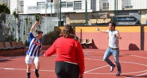 El niño se adaptó muy bien a sus compañeros en el colegio. 