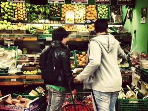 Fernando es todo un ejemplo en autonomía personal, como se puede comprobar en esta fotografía donde está haciendo la compra. 