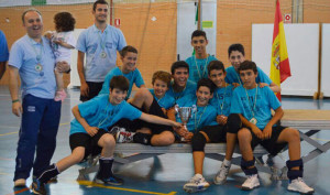 El equipo serrano con el trofeo de subcampeón de Andalucía.