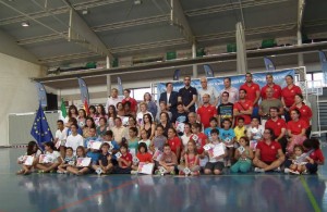 Foto de familia tras la clausura de las Escuelas Deportivas en Ayamonte.